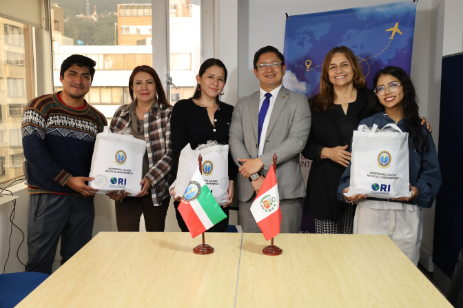 2026-02-02-Estudiantes-peruanos-con-directivas-academicas-01.jpg