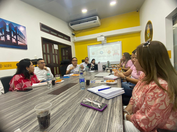 foto-2-mesa-de-trabajo.jpeg foto-2-mesa-de-trabajo.jpeg